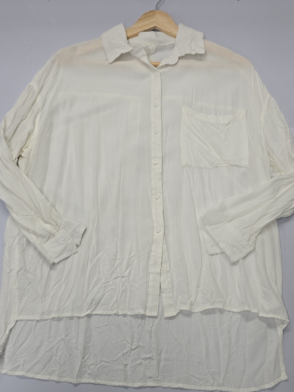 Classic White Button-Up Top with Chest Pocket‎